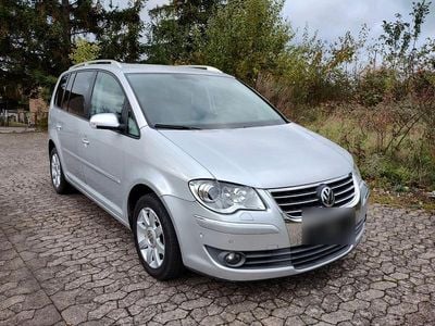 Grau Gebraucht 2008 VW Touran Highline Van / Kleinbus | 7.400 € (Etwas zu teuer)