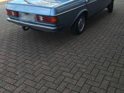 Second-hand Mercedes 240 75 CP (55 kW) 1985 Albastru Berlinǎ