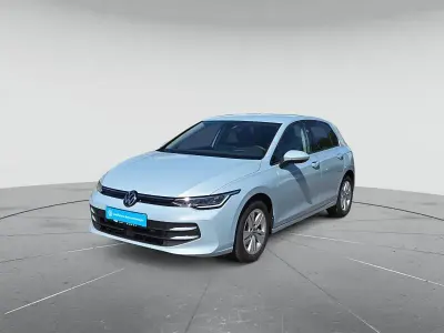 Gebraucht VW Golf VIII Life 150 PS (110 kW) 2025 Crystal ice blue metallic Limousine