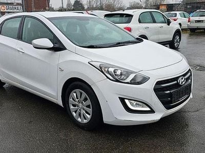 Weiß Gebraucht 2015 Hyundai i30 Classic Limousine | 5.800 € (Fairer Preis)