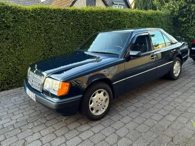 Gebraucht Mercedes E220 150 PS (110 kW) 1993 Blau Limousine