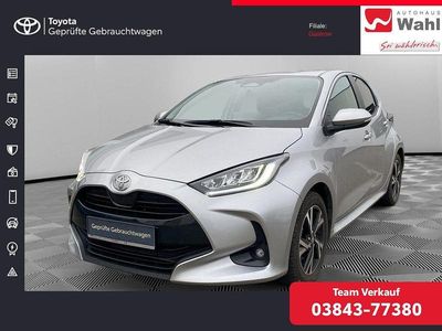 Shimmering silber Gebraucht 2024 Toyota Yaris Hybrid Team Limousine | 23.490 € (Fairer Preis)