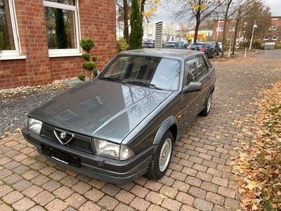 Grau Gebraucht 1989 Alfa Romeo 75 Limousine | 19.890 €