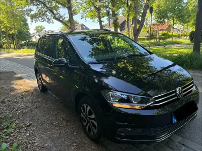 Gebraucht VW Touran Active 150 PS (110 kW) 2022 Schwarz Van / Kleinbus