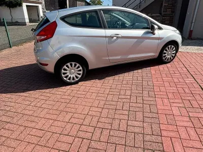 Gebraucht Ford Fiesta Trend 60 PS (44 kW) 2011 Silber Limousine