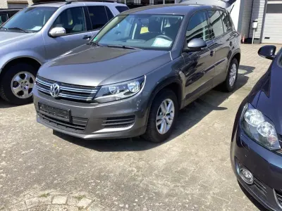 Gebraucht VW Tiguan Trendline 122 PS (89 kW) 2015 Grau SUV