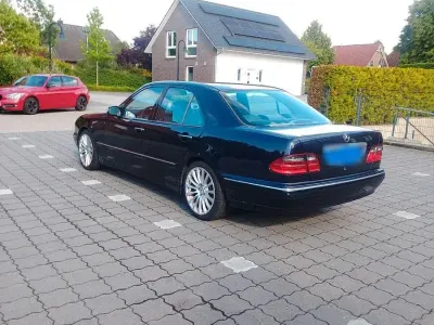 Gebraucht Mercedes E240 Avantgarde 170 PS (125 kW) 1999 Violet Limousine