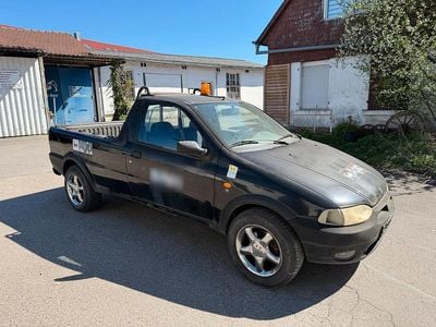 Usado Fiat Strada 74 HP (54 kW) 2000 Preto Pickup