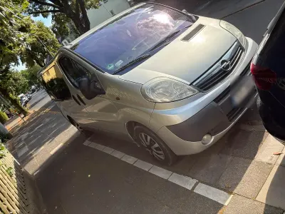 Gebraucht Opel Vivaro 115 PS (84 kW) 2011 Silber Van / Kleinbus