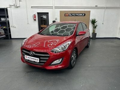 Gebraucht Hyundai i30 Passion 101 PS (74 kW) 2016 Rot Limousine