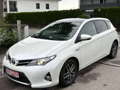 Gebraucht Toyota Auris Hybrid Life 100 PS (73 kW) 2014 White pearl cs Kleinwagen