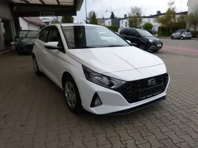 Gebraucht Hyundai i20 Comfort 101 PS (74 kW) 2022 Weiß Kleinwagen