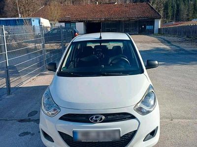 Gebraucht Hyundai i10 68 PS (50 kW) 2012 Weiß Kleinwagen