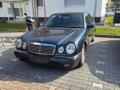 Gebraucht Mercedes E280 Avantgarde 193 PS (141 kW) 1996 Schwarz Limousine