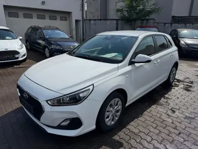 Gebraucht Hyundai i30 Pure 99 PS (72 kW) 2018 Weiß Limousine