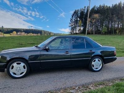 Gebraucht Mercedes E300 243 PS (178 kW) 1990 Schwarz Limousine
