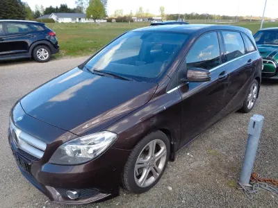 Gebraucht Mercedes B180 109 PS (80 kW) 2014 Braun Van / Kleinbus