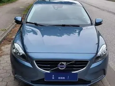 Gebraucht Volvo V40 120 PS (88 kW) 2014 Blau Limousine