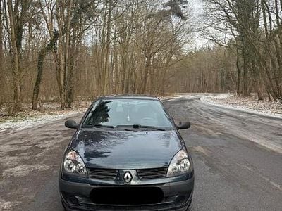 Grün Gebraucht 2004 Renault Clio II Kleinwagen | 1.800 € (Etwas zu teuer)