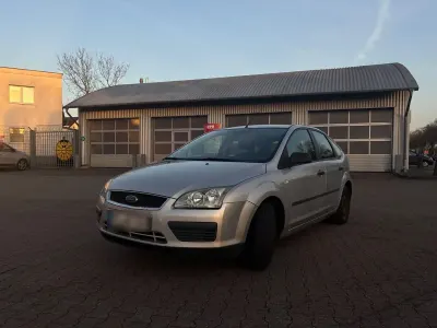 Gebraucht Ford Focus Ambiente 101 PS (74 kW) 2005 Silber Kleinwagen