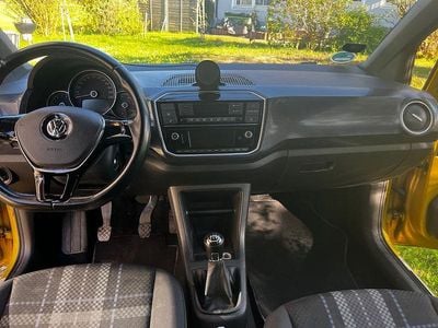 Second-hand VW up! CLUB 60 CP (44 kW) 2016 Galben Hatchback