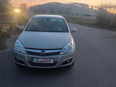 Gebraucht Opel Astra 115 PS (84 kW) 2009 Gold Limousine