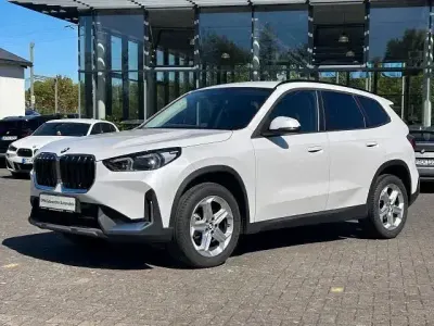 Gebraucht BMW X1 Shadowline 136 PS (100 kW) 2023 Mineralweiss metallic SUV
