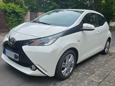 Gebraucht Toyota Aygo X-play 69 PS (50 kW) 2018 Weiß Kleinwagen
