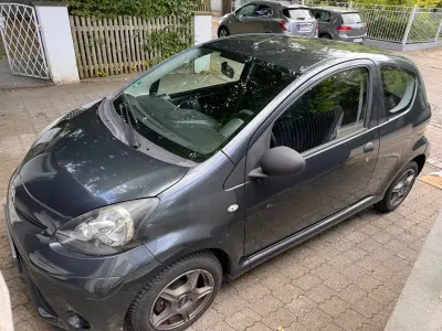 Gebraucht Toyota Aygo 68 PS (50 kW) 2013 Grau Kleinwagen
