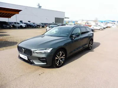 Gebraucht Volvo V60 Plus 197 PS (144 kW) 2025 Forest lake / metallic Kombi