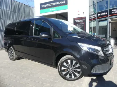 Gebraucht Mercedes V220 163 PS (119 kW) 2022 Obsidianschwarz metallic Van / Kleinbus