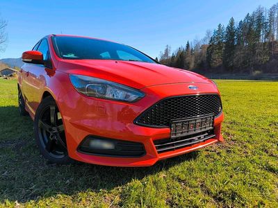 Gebraucht Ford Focus ST 185 PS (136 kW) 2015 Rot Limousine