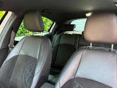 Weiß Gebraucht 2015 Alfa Romeo Giulietta Quadrifoglio Verde Kleinwagen | 11.499 € (Fairer Preis)