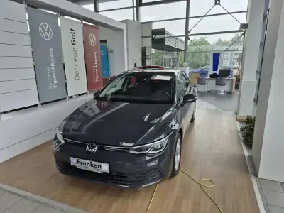 Gebraucht VW Golf VIII Life 131 PS (96 kW) 2023 Uranograu Limousine