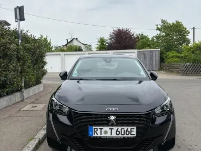 Gebraucht Peugeot e-208 Allure+ 100 kW (136 PS) 2022 Schwarz Kleinwagen