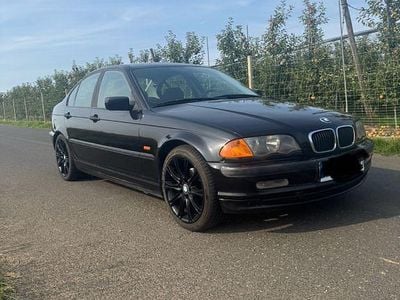 Schwarz Gebraucht 2000 BMW 320 Limousine | 3.200 € (Fairer Preis)