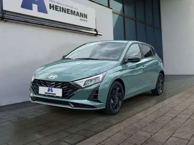 Gebraucht Hyundai i20 Blackline 101 PS (74 kW) 2026 Mangrove green Kleinwagen