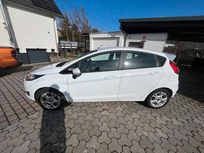Gebraucht Ford Fiesta 90 PS (66 kW) 2013 Weiß Kleinwagen