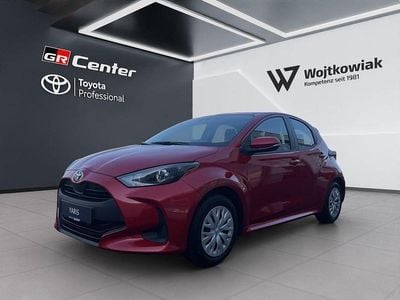 Gebraucht Toyota Yaris Hybrid Basis 116 PS (85 kW) 2022 Karminarot metallic Limousine