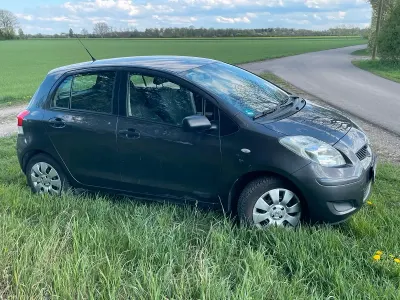 Gebraucht Toyota Yaris 69 PS (50 kW) 2011 Grau Kleinwagen