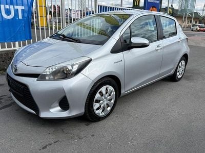 Second-hand Toyota Yaris Hybrid Life 75 CP (55 kW) 2013 Argintiu Berlinǎ