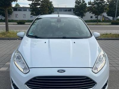 Gebraucht Ford Fiesta 95 PS (69 kW) 2015 Weiß Kleinwagen
