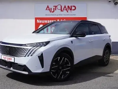Neu Peugeot 5008 GTi 145 PS (106 kW) 2026 Okeniteweissmet. SUV