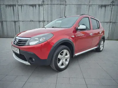 Używany Dacia Sandero Stepway 84 KM (61 kW) 2012 Czerwony Sedan/Limuzyna
