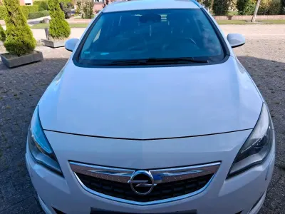 Gebraucht Opel Astra 165 PS (121 kW) 2011 Weiß Kombi
