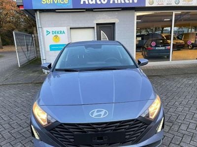 Neu Hyundai i20 79 PS (58 kW) 2025 Vibrant blue met. Limousine