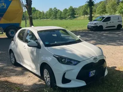 Gebraucht Toyota Yaris Hybrid Business Edition 116 PS (85 kW) 2024 Weiß Limousine