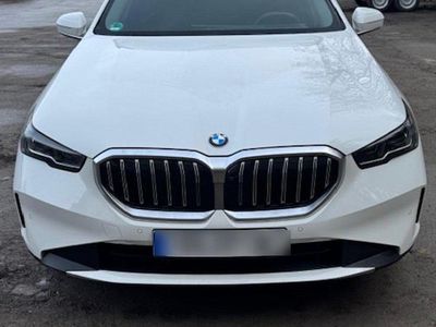 Weiß Gebraucht 2024 BMW 520 Comfort Edition Kombi | 46.500 €