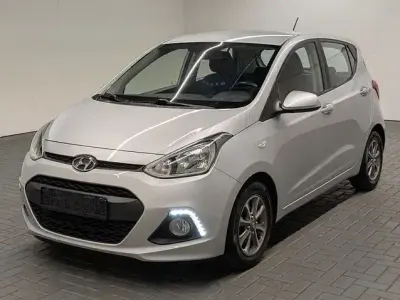 Gebraucht Hyundai i10 Edition 67 PS (49 kW) 2015 Sleeksilbermet. Kleinwagen