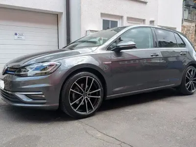 Gebraucht VW Golf VII Comfortline 131 PS (96 kW) 2019 Grau Limousine